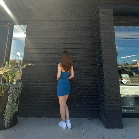 Korean-style women's sleeveless dress with a solid color slim fit designed. - Picture 4 of 8